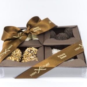 Confezione contenente tartufi artigianali: fondente al rum, gianduia e nocciole, bianco e cocco, latte e cocco da 300g