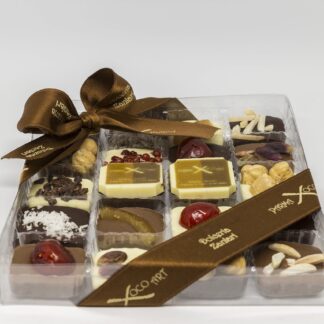 Confezione scacchiera 20 cioccolatini bianchi, latte e fondente decorati con frutta secca, candita e spezie da 190g