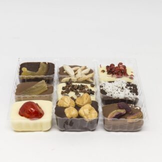 Confezione scacchiera 20 cioccolatini bianchi, latte e fondente decorati con frutta secca, candita e spezie da 90g